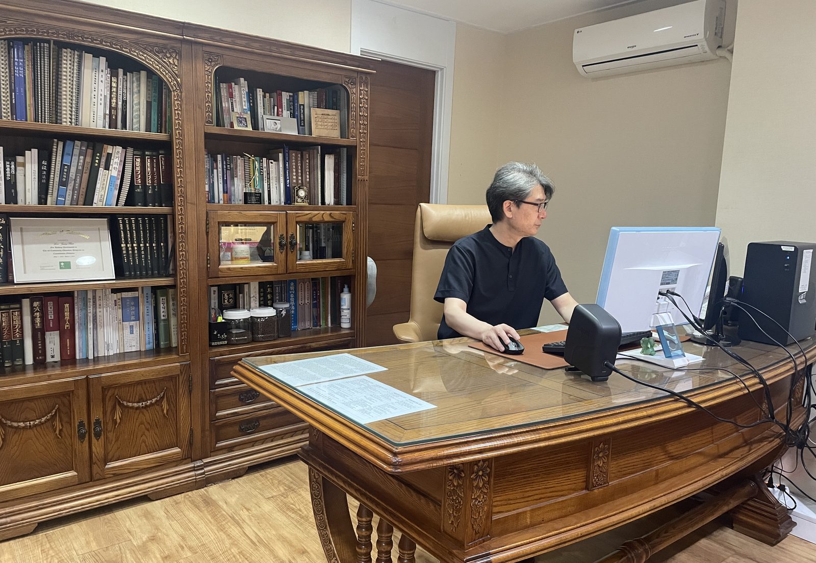다산 부영한의원 진료실에서 진료 기록을 입력하는 이정훈 원장