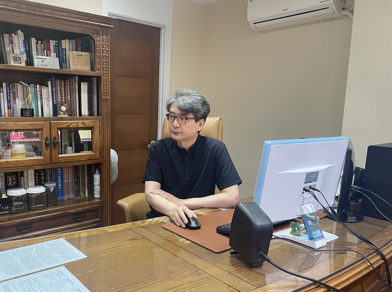 진료실 책상에 앉아 있는 다산 부영한의원 이정훈 원장